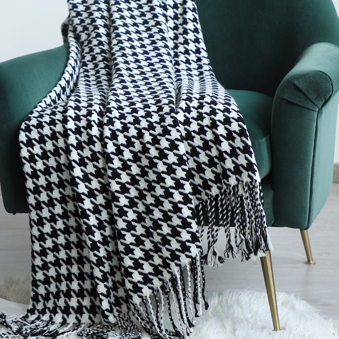 Black and White Houndstooth Pattern Throw Blanket | Throw Blankets | Black and White Throws | Houndstooth Throw Blankets | Classic Throw Blankets | Estilo Living