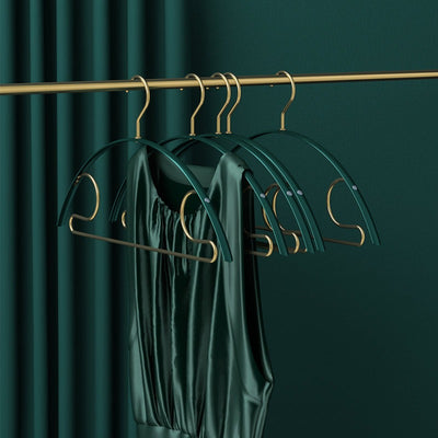 Luxe Green Aluminum Clothes Hangers | Non-slip Clothes Hangers | Coat Hangers | Luxury Wardrobe | Pant Hangers | Dress Hangers | Display Clothes Hangers | Stylish Wardrobe | Estilo Living